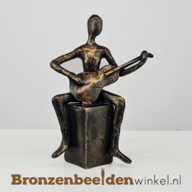 Bronzen beeldje van een gitarist BBW1503