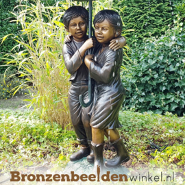 Fontein beeld kinderen onder paraplu BBW215