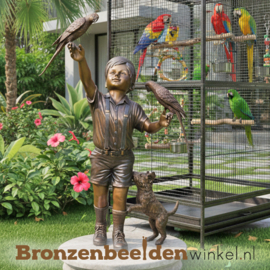 Tuinbeeld jongetje met papegaaien en hondje BBW1509br