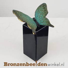 Verjaardagscadeautje "Vlinder beeldje op sokkel" BBW1825os