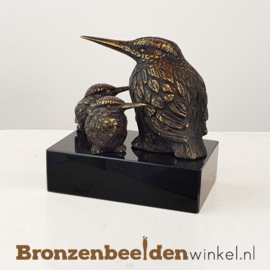 Moeder ijsvogel met 2 jonkies op sokkel BBW88323