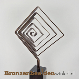 Zakelijk geschenk "Vierkante Spiraal" op sokkel BBW58621br