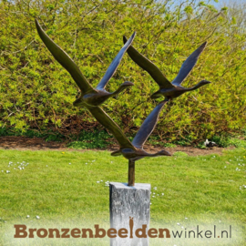 NR 1 | Bronzen beeld Den Haag ''3 ganzen op Leisteen sokkel'' BBWF3GLS