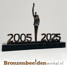 TOP 20 jaar bestaan bedrijf cadeau "Glas heffen met jaartallen" BBW003br86JT20 2005-2025