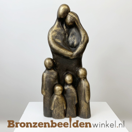 Beeldje "Vader en moeder met 4 kleine kinderen" BBW071br74