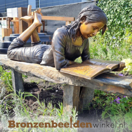 Bronzen lezend meisje op leisteen bankje BBW840