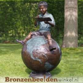 Kinderbeeld "Jongetje op Wereldbol" van brons BBW59480