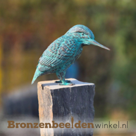 Beeld ijsvogel op leisteen sokkel voor in de tuin BBW1539br