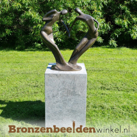 Bronzen tuinbeeld "Danspaar in Hartvorm" BBW0720br