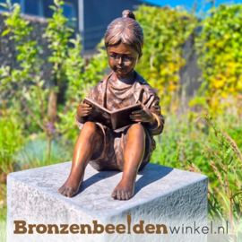 Tuinbeeld kind lezend in boek BBW1441br
