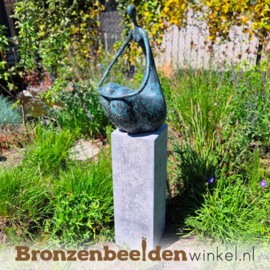 Vrouw beeld "Léa" voor in de tuin BBW94541