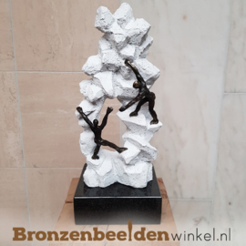 Vriendschap beeldje "De helpende hand" (WIT) op sokkel BBW005br14