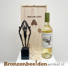 Geschenkkist met beeldje en witte wijn