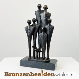 Beeldje gezin "Gezin 6 personen en vlinder" BBW06br80-v