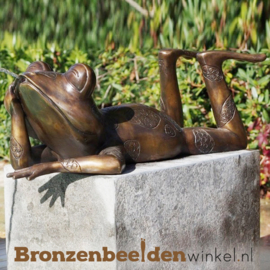 Tuinbeeld dagdromende kikker in brons BBW61101