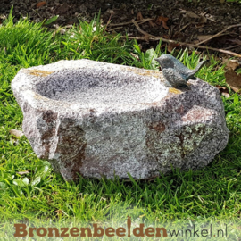 Stenen vogeldrinkbak met bronzen vogeltje BBWR42048