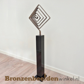 Zakelijk geschenk "Vierkante Spiraal" op sokkel BBW58621br