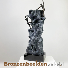 Sculptuur "Juiste keuzes (GRIJS)" op sokkel 12x6x3cm - BBW005br13