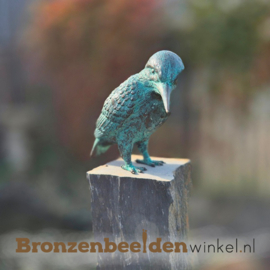 Beeld ijsvogel op leisteen sokkel voor in de tuin BBW1539br