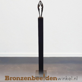 NR 9 | 20 jaar bestaan bedrijf cadeau "Reaching for the Top" op kunsthars sokkel