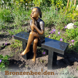 Tuinbeeld meisje op granieten bankje BBW2207br