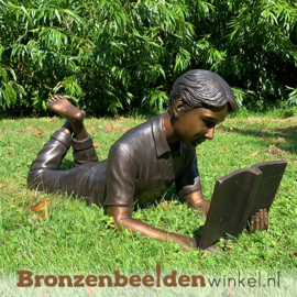 Lezende jongen als tuinbeeld BBW1223