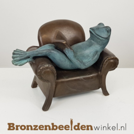 Beeld lezende kikker in brons BBW1715BR