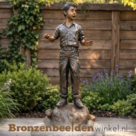 Beeld jongetje staand op een kei BBW881-1