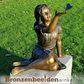 Bronzen tuinbeeld zittend meisje met vlinder BBW902BR