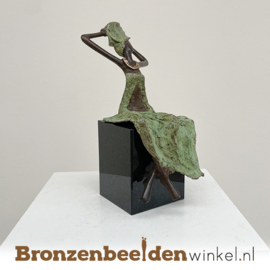 Zittend Afrikaanse vrouwenbeeld "Nuru op sokkel" 25cm BBWZT14GR