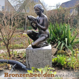 Waterornament van een vrouw met kruik BBWR90104