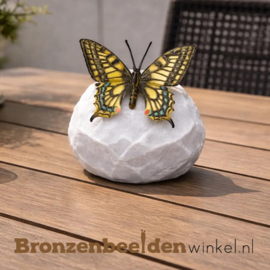 Gele bronzen vlinder beeldje op keitje BBW1547br