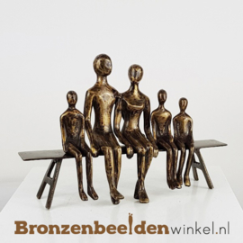 Bronzen beeldje ouders met drie kinderen