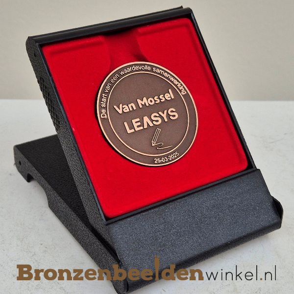 Bronzen penning voor start samenwerking