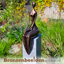 Tuinbeeld zittende vrouw BBW94543