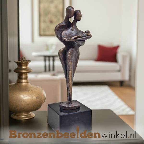 Beeldje gezin 3 personen "Het jonge gezin" BBW006br66