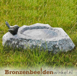 Stenen vogeldrinkbak met bronzen vogeltje BBWR42048