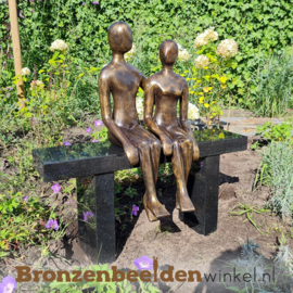 Tuinbeeld "Aan elkaars Zijde" op granieten bankje BBW001br21XL