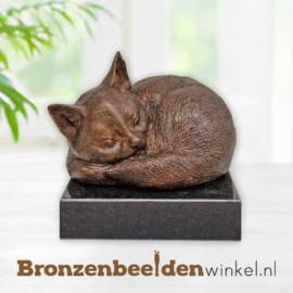 Bronzen beeld slapende kat op sokkel BBW1228