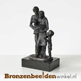 Gezinsbeeldje "Gezin met zoon en baby" BBW003br15