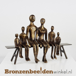 Bronzen beeldje ouders met vier kinderen
