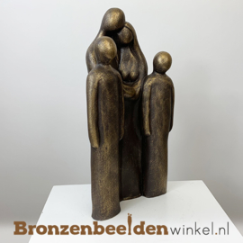 Beeldje "Vader en moeder met 2 grote kinderen" BBW064br02