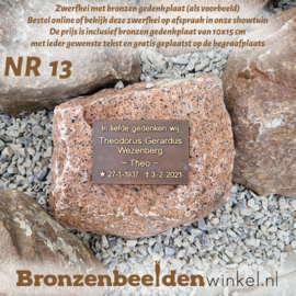 Grafsteen zwerfkei met bronzen gedenkplaat NR 13