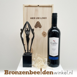 Geschenkkist met beeldje en rode wijn