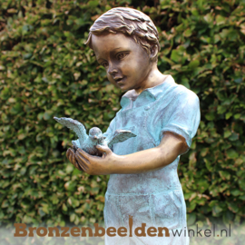 Bronzen jongen met vogel als tuinbeeld BBW1053br