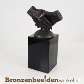 Zakelijk geschenk "De handdruk" (hogere sokkel) BBW003br19hs