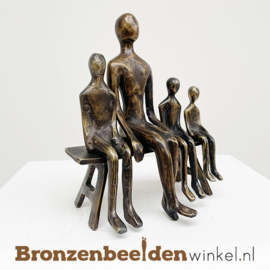 Beeldje vader met drie zoons BBW001br73