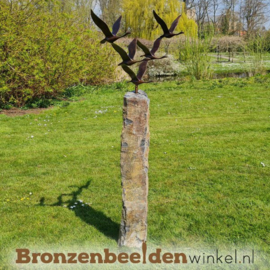 Vogel tuinbeeld ''De 5 ganzen'' op Basalt sokkel