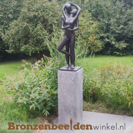 Beeld voor in de tuin "Kussend Paar" BBW1037