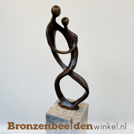 Afrikaans sculptuur "Onlosmakelijk met elkaar verbonden op sokkel" BBW007br39os